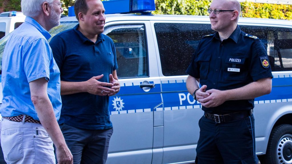Thomas vom Bruch und Marco Lübke im Gespräch mit der Polizei